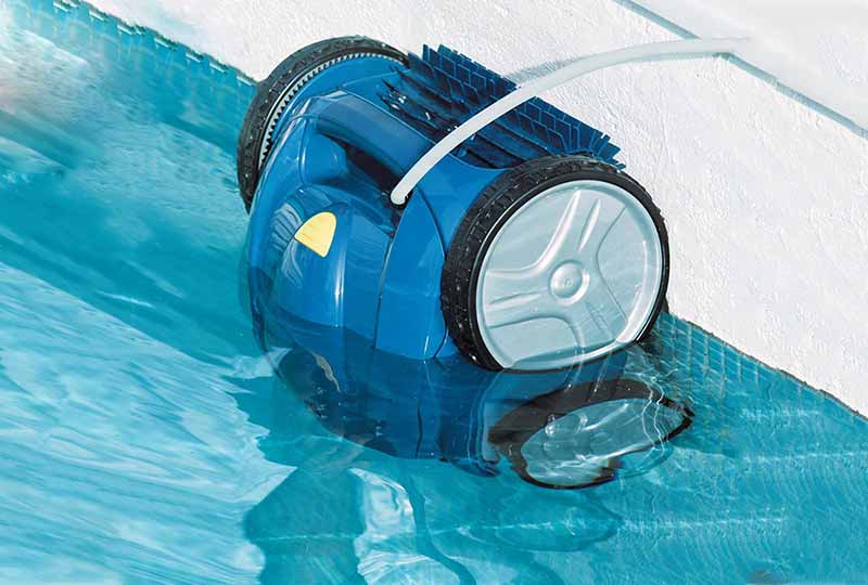 Limpiafondos Zodiac limpia las paredes de la piscina